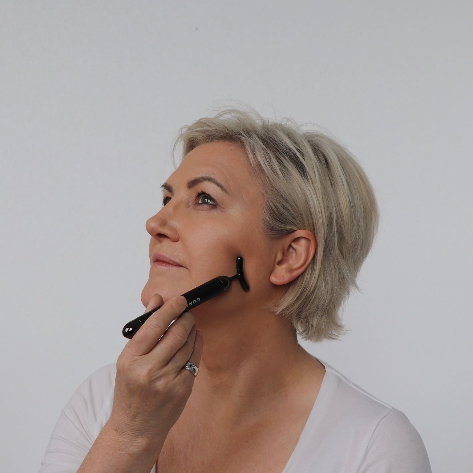 Vibrational Therapy For The Face | CorbinRd.